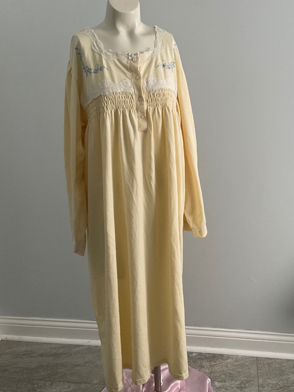 Intimate Secrets,yellow nightgown. 1X